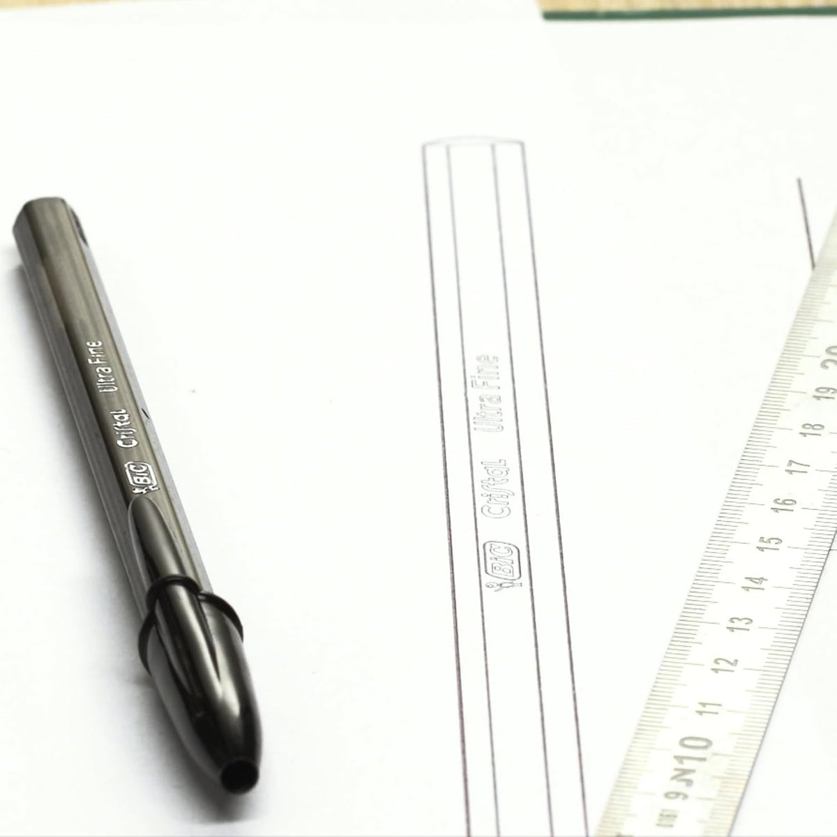 BIC, Bolígrafo de Punto Ultra Fino, Pluma Clásica, Cristal Precisión y Suavidad, Tinta Color Negro, 12 piezas