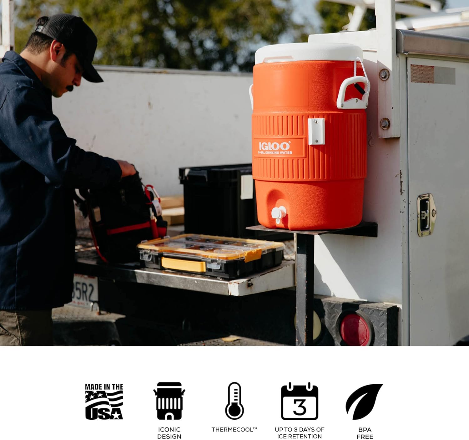 Igloo - Dispensador portátil de agua para bebidas deportivas de 5 galones con tapa plana, naranja brillante